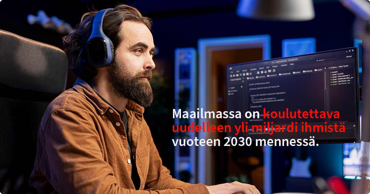 Parrakas mies kuulokkeet päässään katsoo tietokoneen näyttöä, jossa näkyy koodia. Kuvan päällä oleva teksti lukee: "Maailmassa on koulutettava uudelleen yli miljardi ihmistä vuoteen 2030 mennessä."